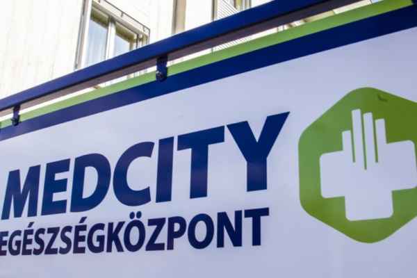 MedCity Egészségközpont tábla